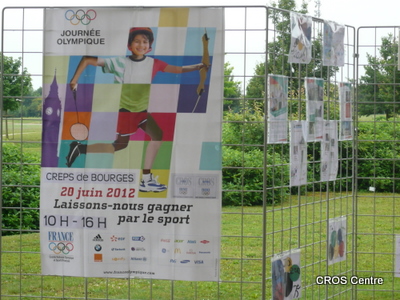 Panneaux d'affichage avec les fiches athlètes régionaux et les dessins des enfants